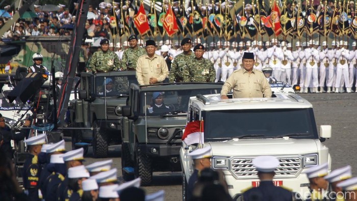 momen-presiden-prabowo-cek-pasukan-di-upacara-hut-ke-80-tni-1759638193308_169
